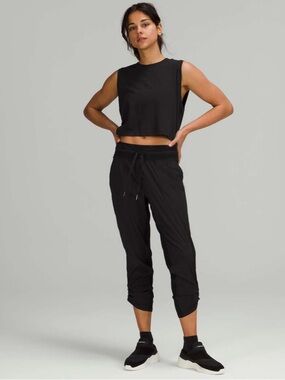 Lululemon • Dance Studio Mid-Rise Crop 25" • Size 6
